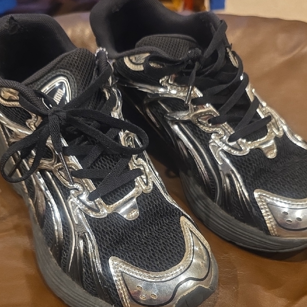 Puma Inverse Mens Black and Silver Shoes. Sz 6